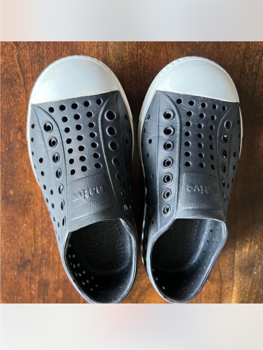 Native kids Slip-On Jefferson in Black with White Toe Cap